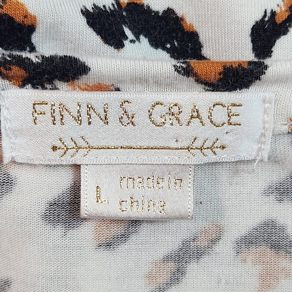 FINN & GRACE Print Top - Picture 10 of 10